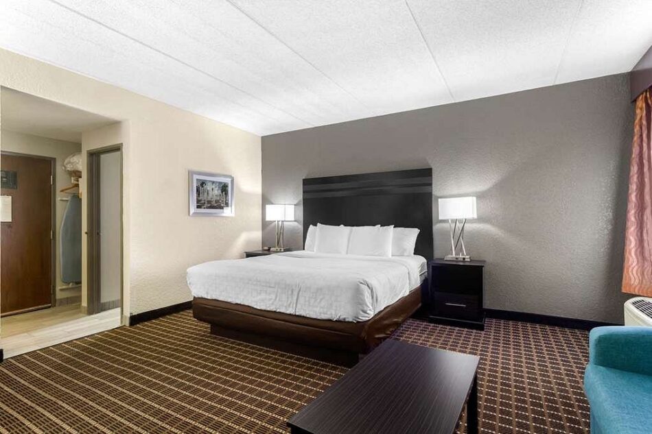 King Suite living area with sofa, desk, and flat-screen TV at Sleep Inn & Suites West Knoxville